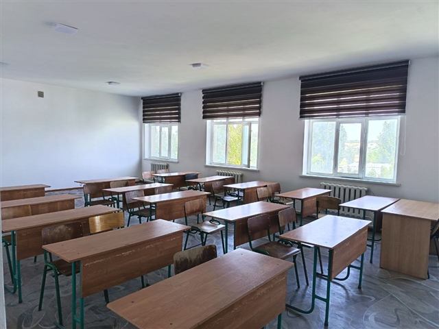 Keng derazali zamonaviy o'quv xonasi