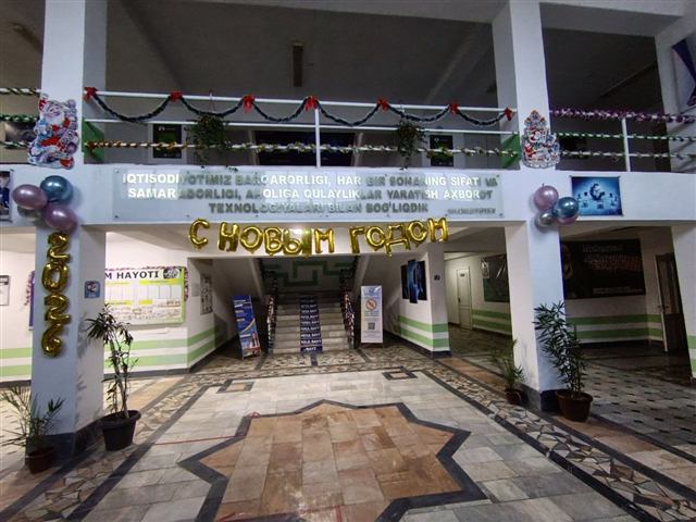 Bayramona bezatilgan markaziy foye