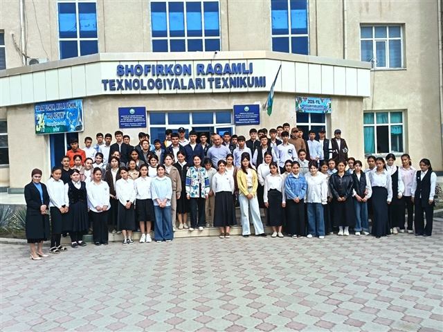 Texnikum binosi oldida o'quvchilar safi