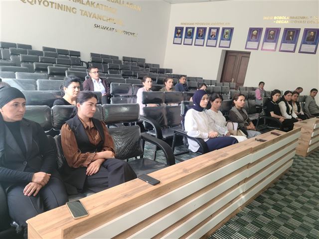 Aktovoy zalda pedagoglar yig'ilishi